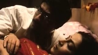 Indian milf acquires her coochie onto A throabing yonker