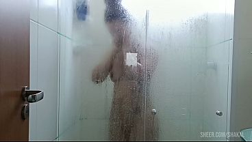 Macetada de Pé: Morena e Amigo no Chuveiro do Motel